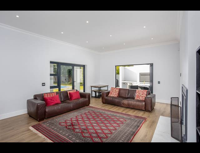 4 BEDROOM HOUSE SOLD IN CONSTANTIA